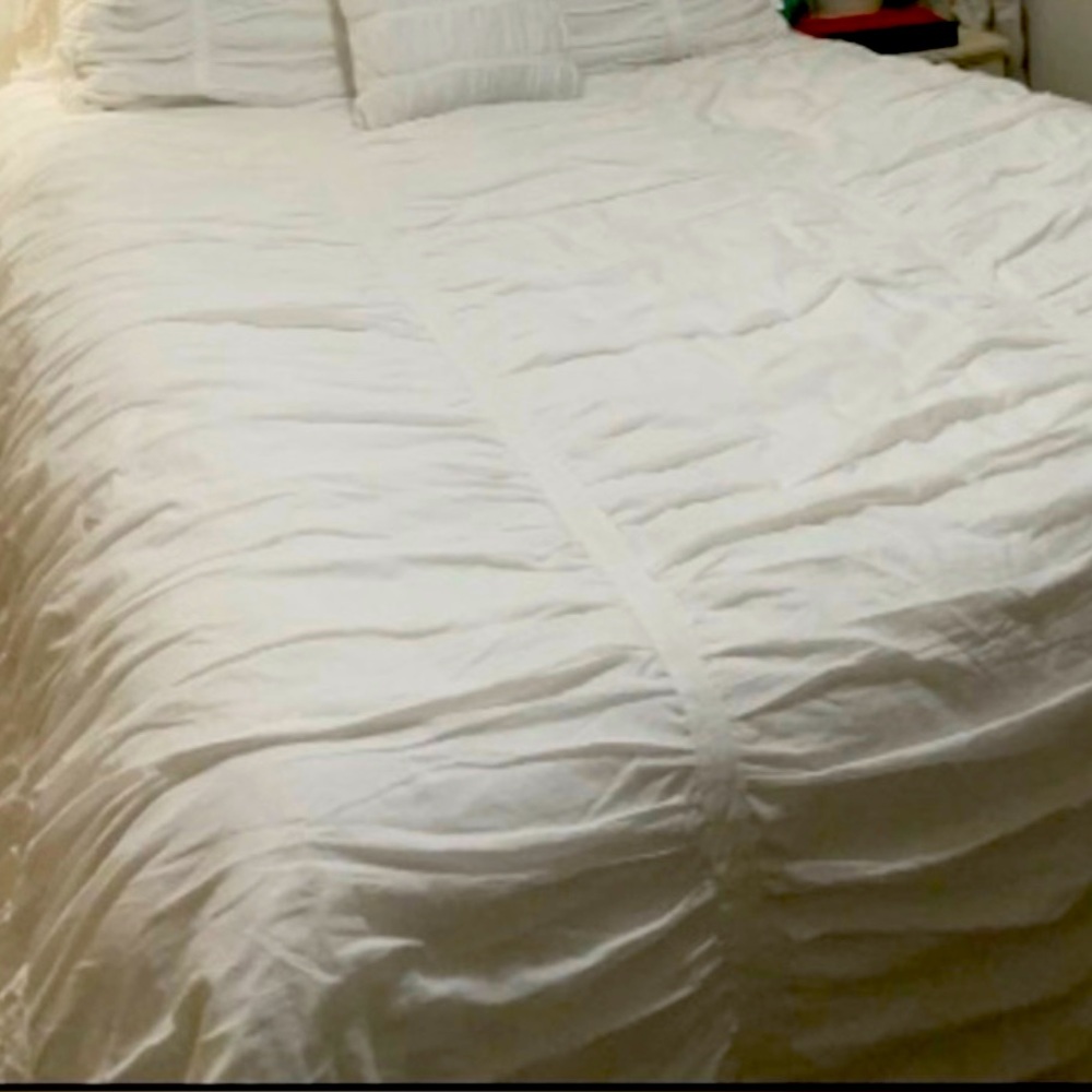 Pottery barn Hadley Ruched Duvet cover, solid white. Full/queen
